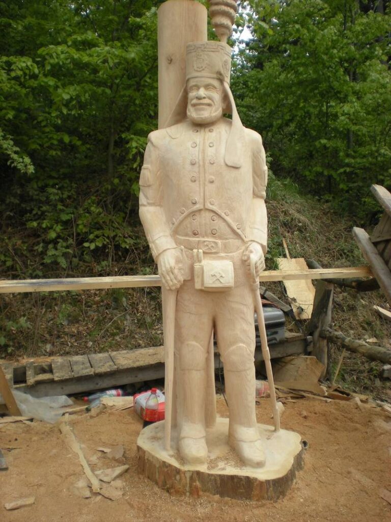John Brady carves an 1800's German soldier - German Chainsaw Carving competition