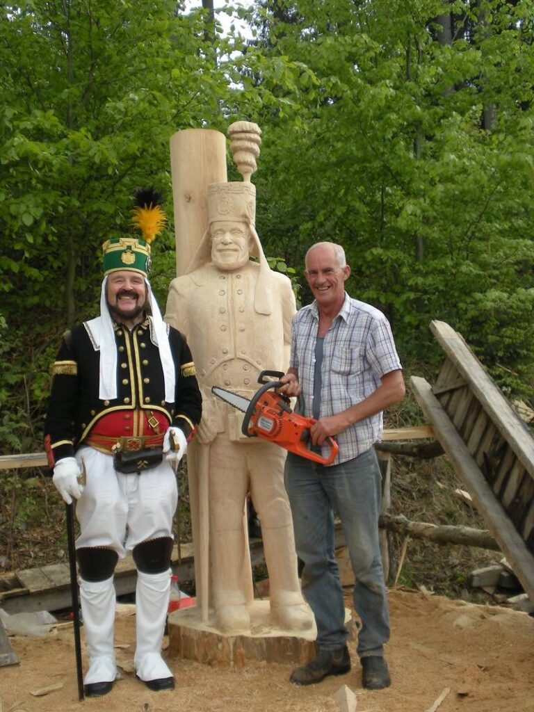 John Brady carves an 1800's German soldier - German Chainsaw Carving competition